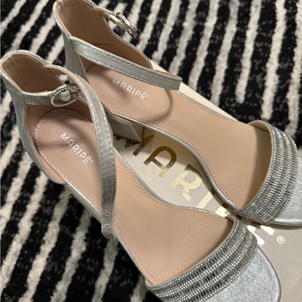 Maripe Shimmering Silver Heels